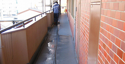 ビルの通路・階段清掃作業